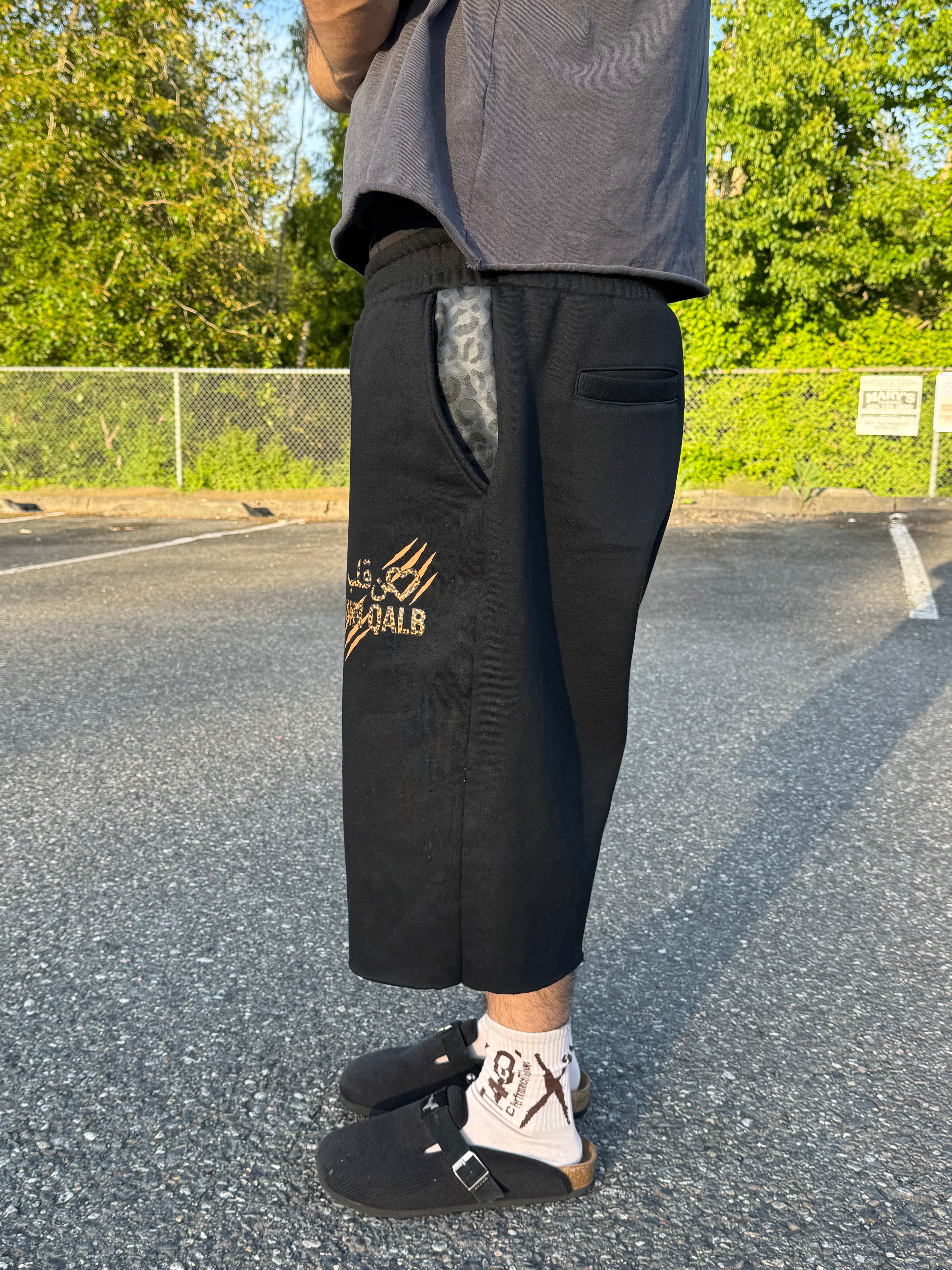 UNTAMED 3/4 SWEAT SHORTS