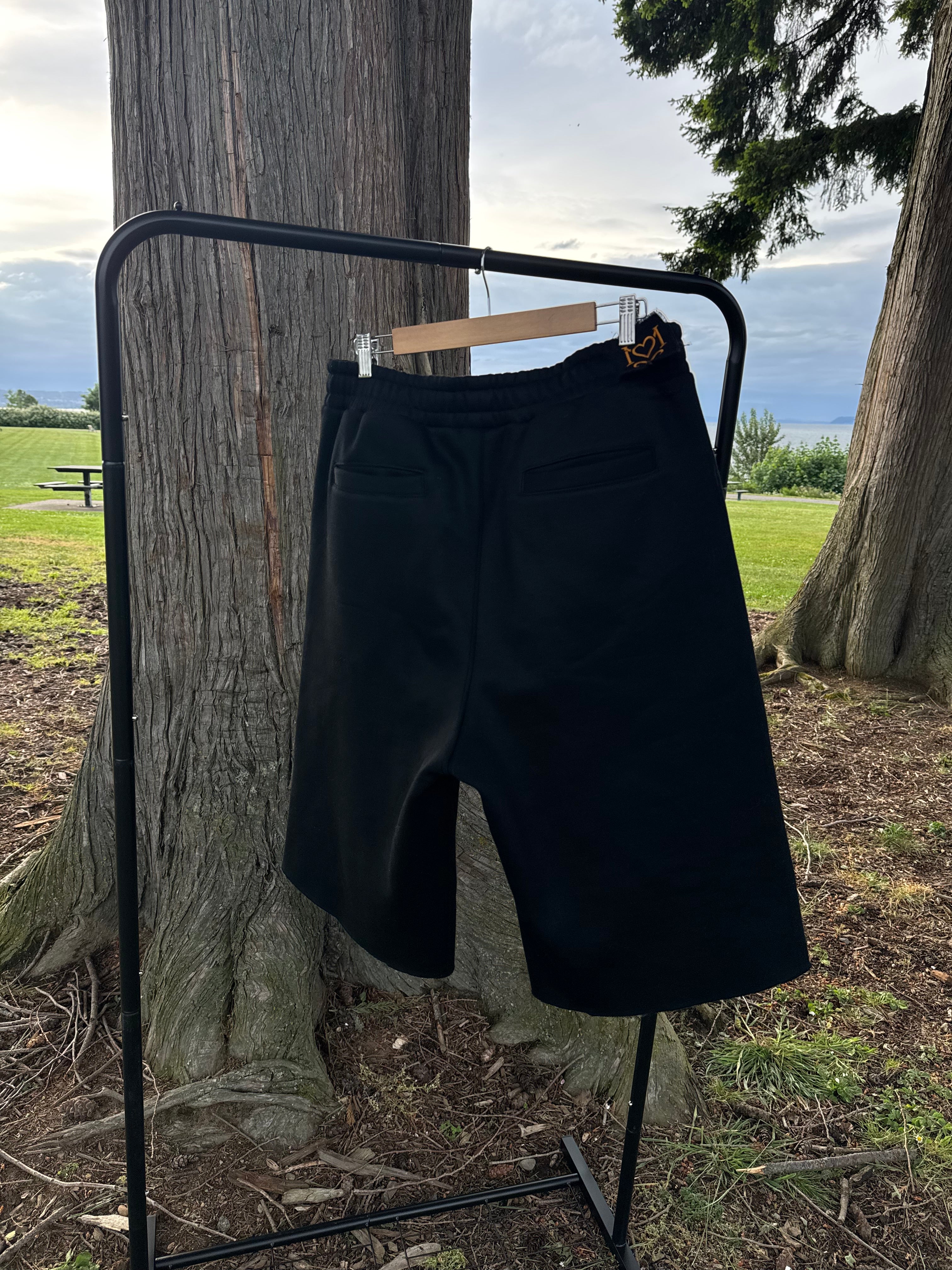 UNTAMED 3/4 SWEAT SHORTS