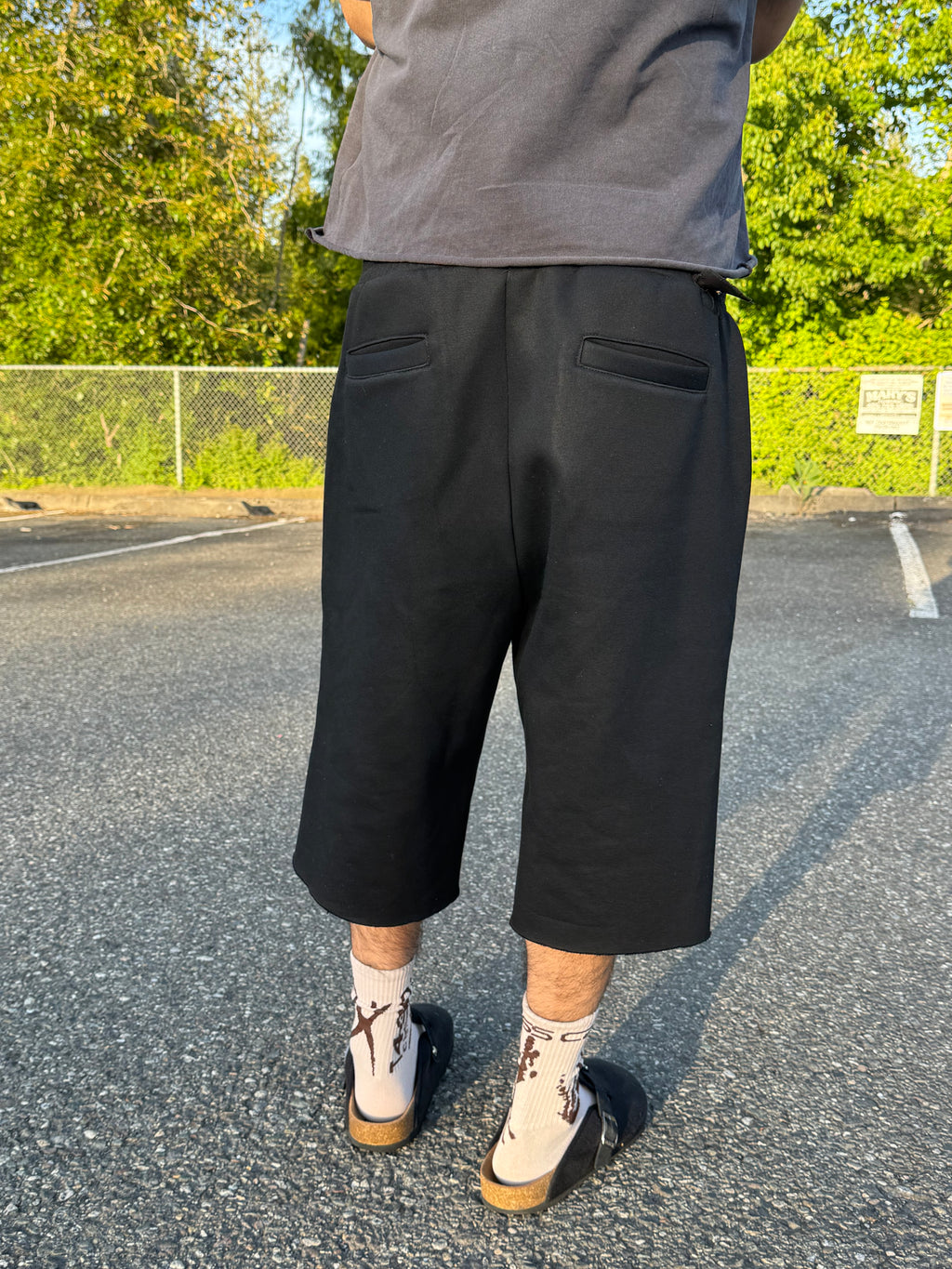 UNTAMED 3/4 SWEAT SHORTS