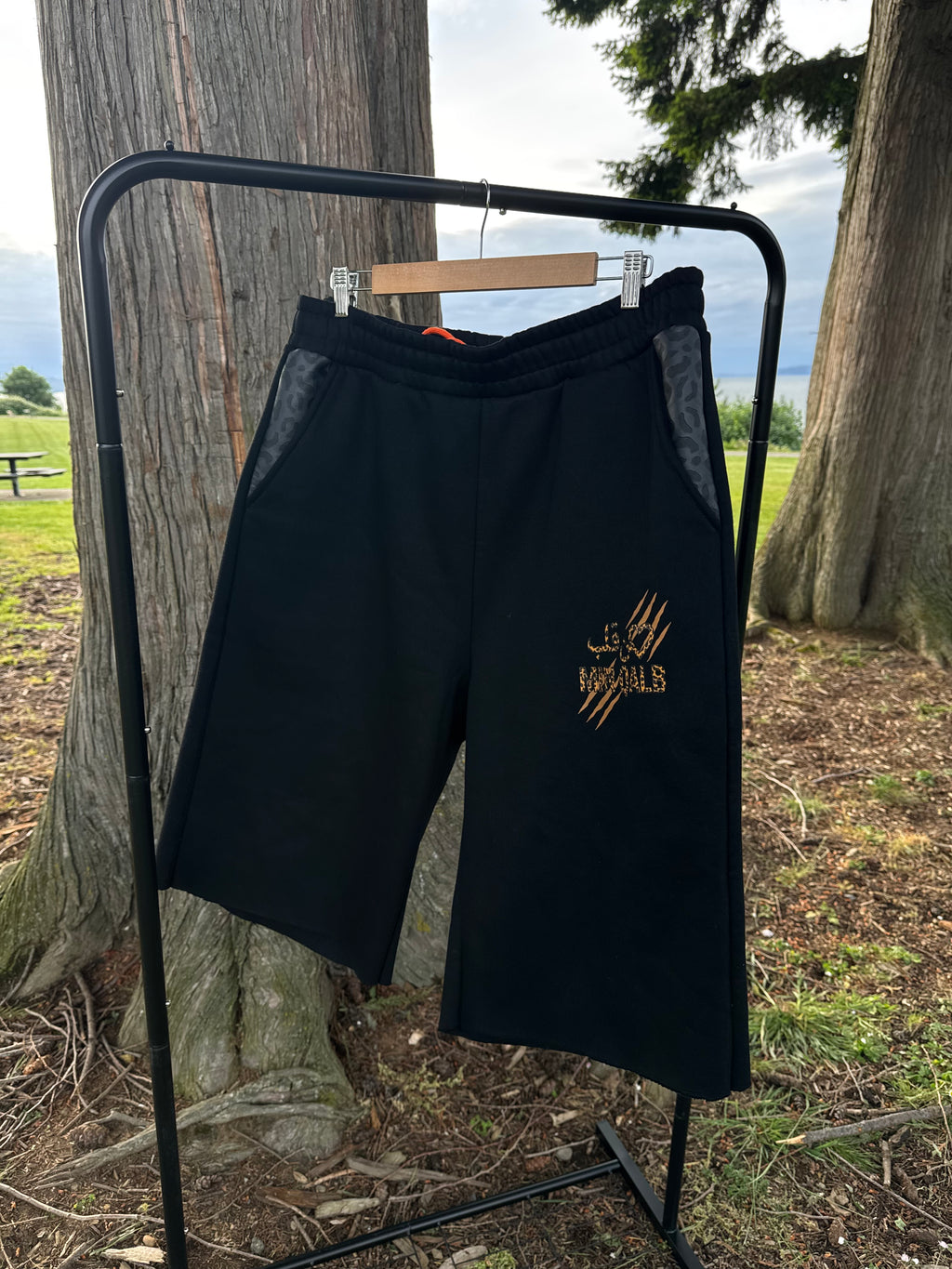 UNTAMED 3/4 SWEAT SHORTS